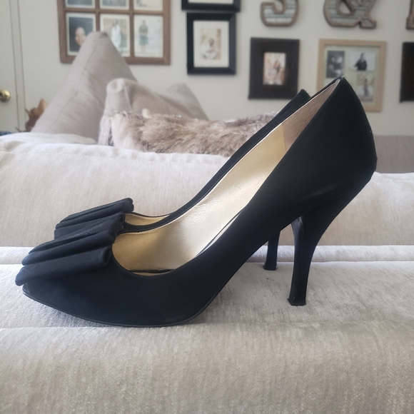 Beautiful Tuxedo Bow Style 4 inch Black Satin Nine West Pump - Picture 2 of 6
